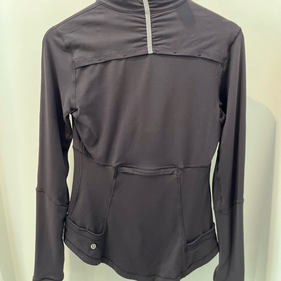 ⭐️ Lululemon run top - Picture 2 of 4